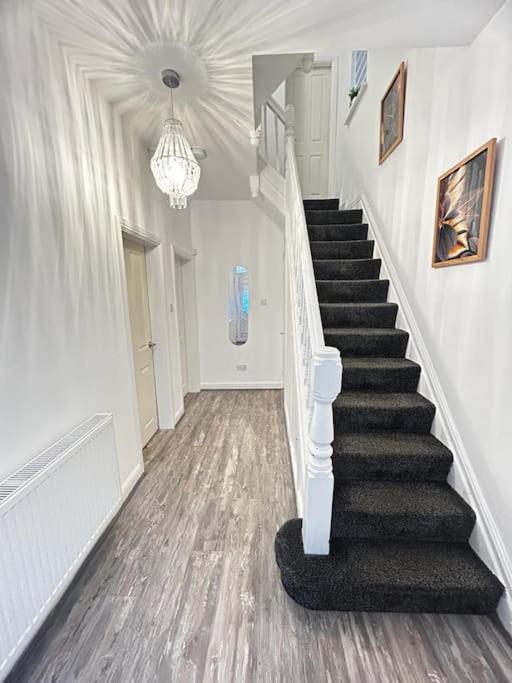 Lovely 5Br Home In Manchester. Close To The City Buitenkant foto